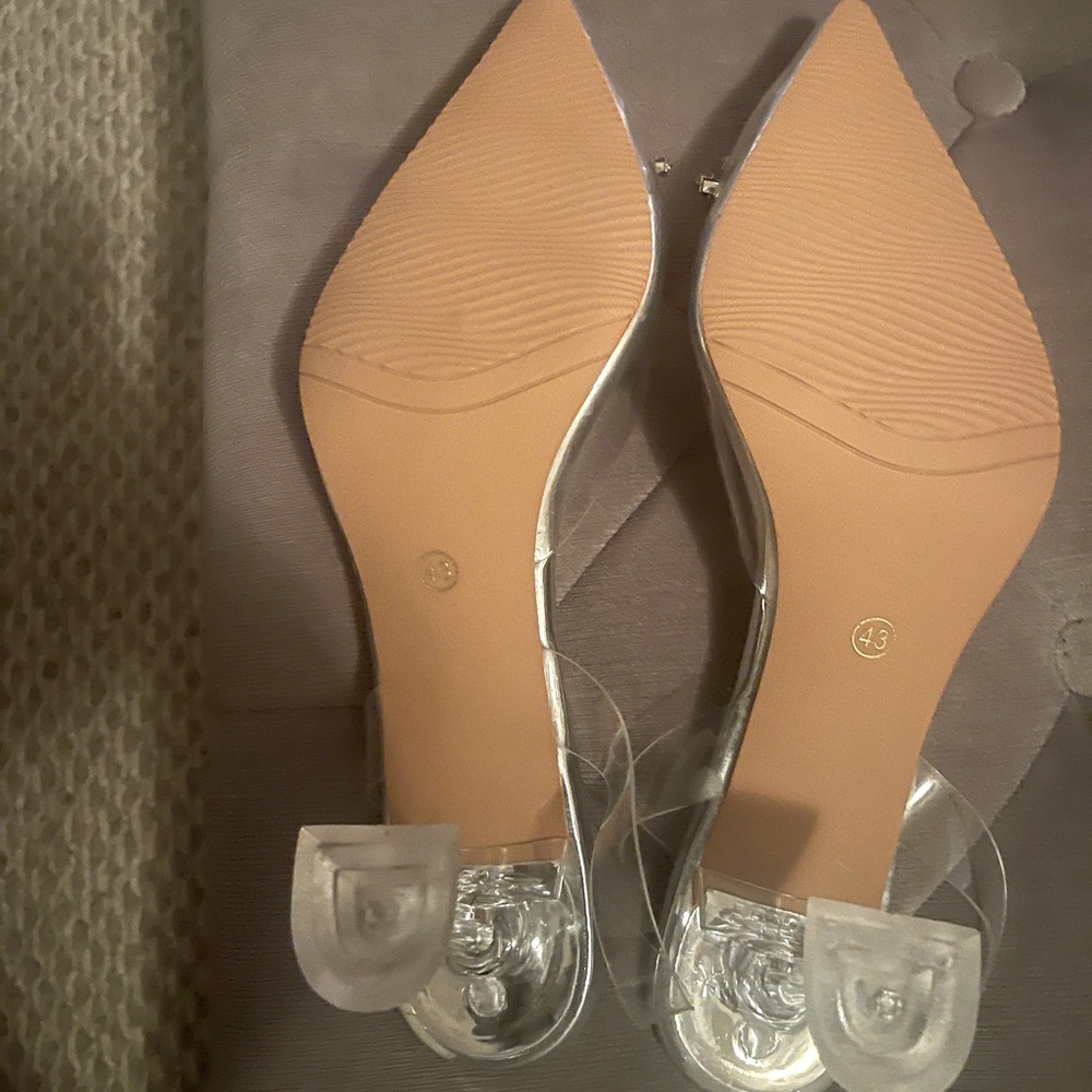 Selling this beautiful heel at low price never wear it’s brand new